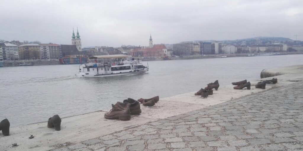 Monumento-a-los-Zapatos_budapest